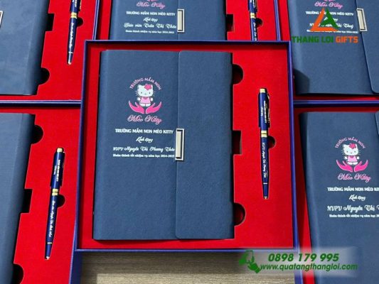 Bộ Quà Tặng (Sổ+Bút) - In Khắc Logo Trường Mầm Non Mèo Kitty