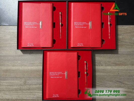 Set Quà Tặng (Sổ+Bút) Màu Đỏ – Khắc Tên,Nội Dung Theo Yêu Cầu