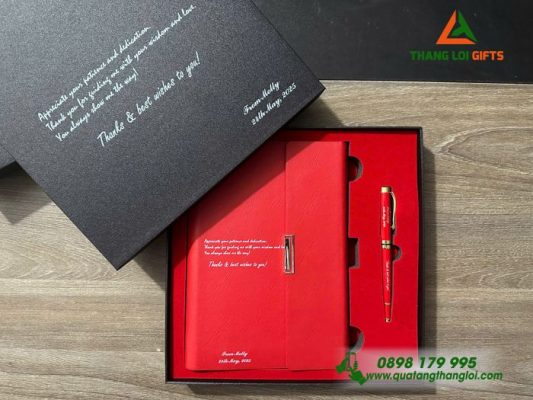 Set Quà Tặng (Sổ+Bút) Màu Đỏ – Khắc Tên,Nội Dung Theo Yêu Cầu