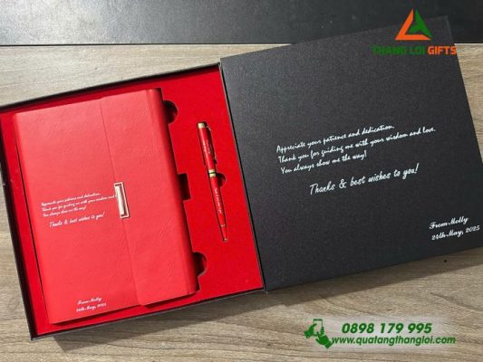 Set Quà Tặng (Sổ+Bút) Màu Đỏ – Khắc Tên,Nội Dung Theo Yêu Cầu