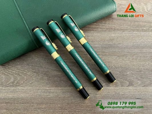 Bút Ký Kim Loại Màu Xanh Lá – Khắc Logo 35 Năm Trường Đại Học GTVT