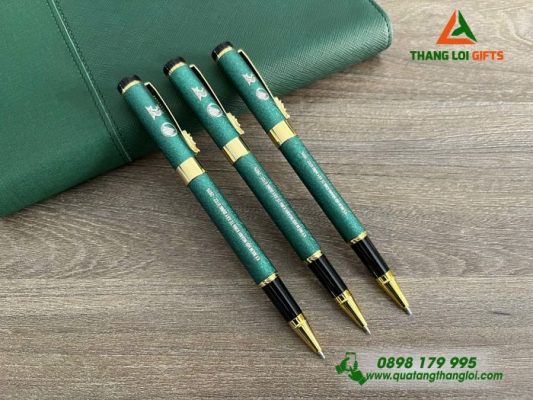 Bút Ký Kim Loại Màu Xanh Lá – Khắc Logo 35 Năm Trường Đại Học GTVT