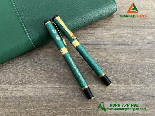 Bút Ký Kim Loại Màu Xanh Lá – Khắc Logo 35 Năm Trường Đại Học GTVT