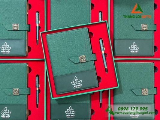 Set Quà Tặng (Sổ+Bút) Xanh Lá – In Khắc Logo Doanh Nghiệp Liên Việt
