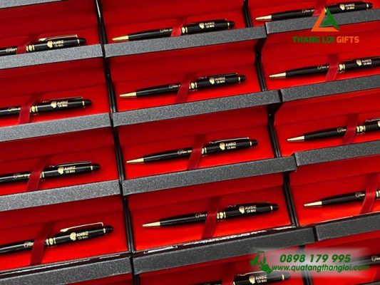 Bút Ký Kim Loại Xoay Màu Đen – In Khắc Logo AI4BZ Cà Mau