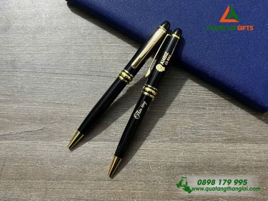 Bút Ký Kim Loại Xoay Màu Đen – In Khắc Logo AI4BZ Cà Mau