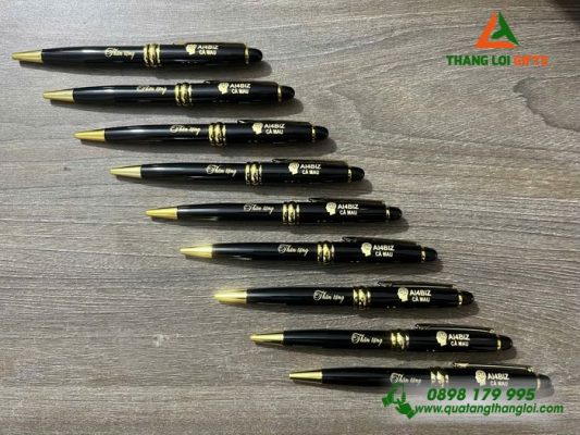 Bút Ký Kim Loại Xoay Màu Đen – In Khắc Logo AI4BZ Cà Mau