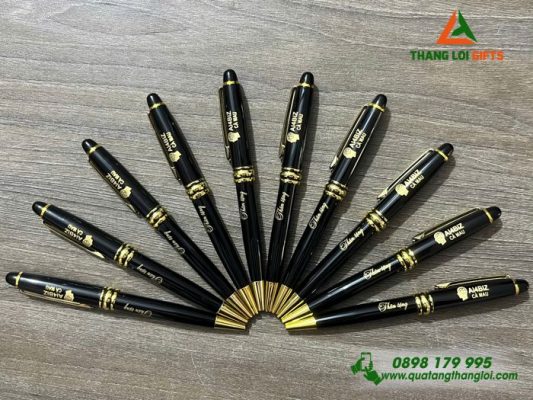 Bút Ký Kim Loại Xoay Màu Đen – In Khắc Logo AI4BZ Cà Mau