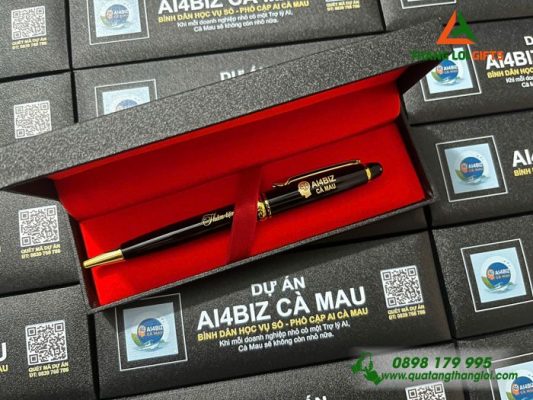 Bút Ký Kim Loại Xoay Màu Đen – In Khắc Logo AI4BZ Cà Mau