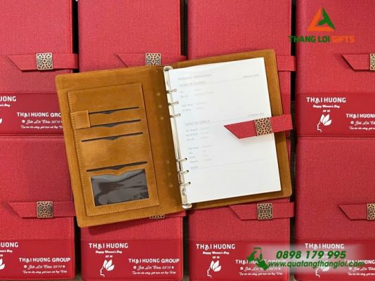 Sổ Tay Bìa Còng Màu Đỏ – In Logo Doanh Nghiệp THAI HUONG