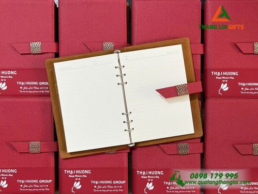 Sổ Tay Bìa Còng Màu Đỏ – In Logo Doanh Nghiệp THAI HUONG