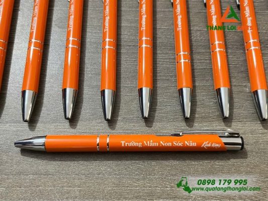 Bút Bi Kim Loại Màu Cam - Khắc Tên Trường Mầm Non Sóc Nâu