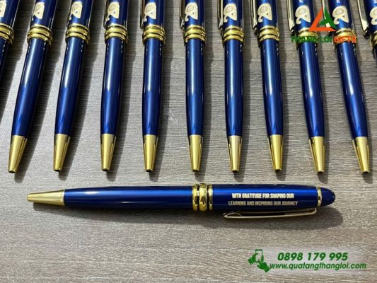 Bút Ký Kim Loại Xoay - Khắc Logo 20 Năm Trường Đại Học Nông Lâm