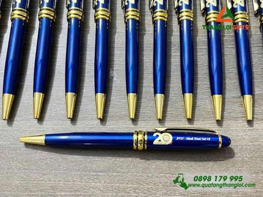Bút Ký Kim Loại Xoay - Khắc Logo 20 Năm Trường Đại Học Nông Lâm