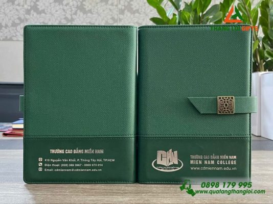 Sổ Tay Bìa Còng Màu Xanh - Ép Kim Logo Trường Cao Đẳng Miền Nam