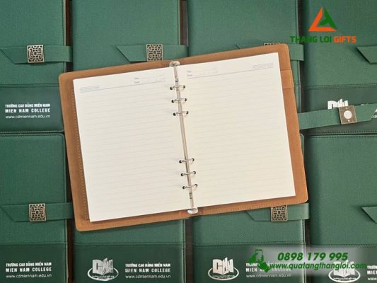 Sổ Tay Bìa Còng Màu Xanh - Ép Kim Logo Trường Cao Đẳng Miền Nam