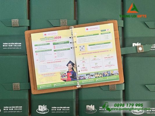 Sổ Tay Bìa Còng Màu Xanh - Ép Kim Logo Trường Cao Đẳng Miền Nam