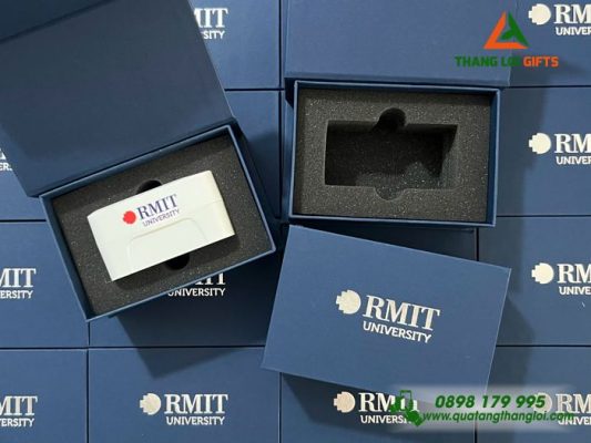 Adapter Du Lịch Màu Trắng – In Logo Trường Đại Học RMIT
