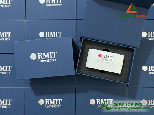 Adapter Du Lịch Màu Trắng – In Logo Trường Đại Học RMIT