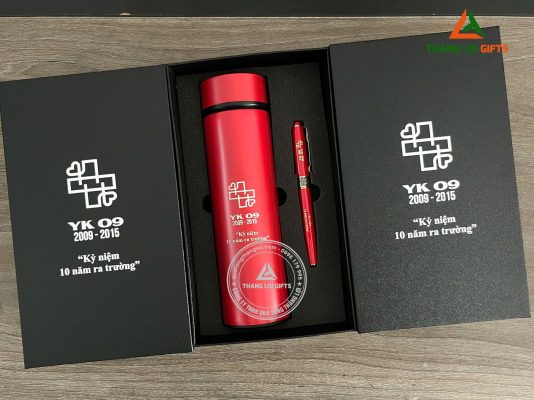 GST 92 – Bộ quà tặng (Bình Giữ Nhiệt + Bút Ký) Màu Đỏ - In Khắc Logo Kỷ Niệm 10 Năm Ra Trường
