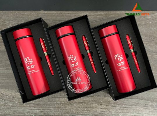 GST 92 – Bộ quà tặng (Bình Giữ Nhiệt + Bút Ký) Màu Đỏ - In Khắc Logo Kỷ Niệm 10 Năm Ra Trường