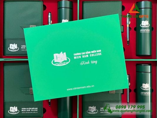GST 95 – Giftset (Sổ+Bình+Bút) Xanh Lá - In Khắc Logo Làm Quà Tri Ân