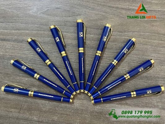 Bút Ký Kim Loại Nắp - Khắc Logo Trung Tâm Tiếng Anh 10X