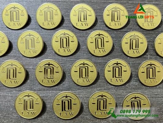 Huy Hiệu Cài Áo Đồng Ăn Mòn Nền Cát – Logo Luật LAW