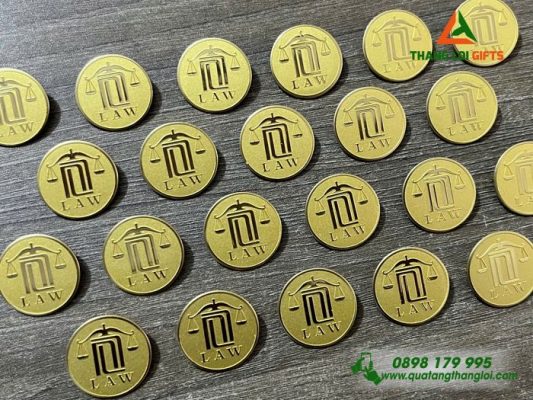Huy Hiệu Cài Áo Đồng Ăn Mòn Nền Cát – Logo Luật LAW