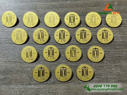 Huy Hiệu Cài Áo Đồng Ăn Mòn Nền Cát – Logo Luật LAW