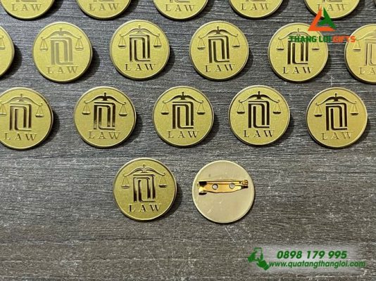 Huy Hiệu Cài Áo Đồng Ăn Mòn Nền Cát – Logo Luật LAW