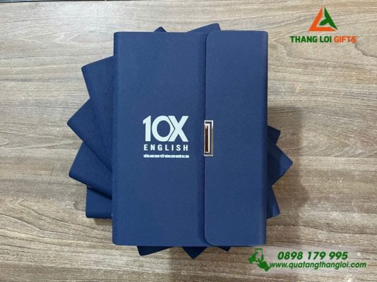 Sổ Tay Bìa Còng Gập 3 Màu Xanh - In Logo Trung Tâm Tiếng Anh 10X
