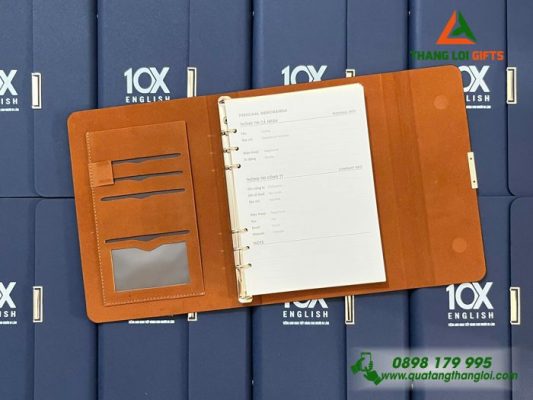 Sổ Tay Bìa Còng Gập 3 Màu Xanh - In Logo Trung Tâm Tiếng Anh 10X