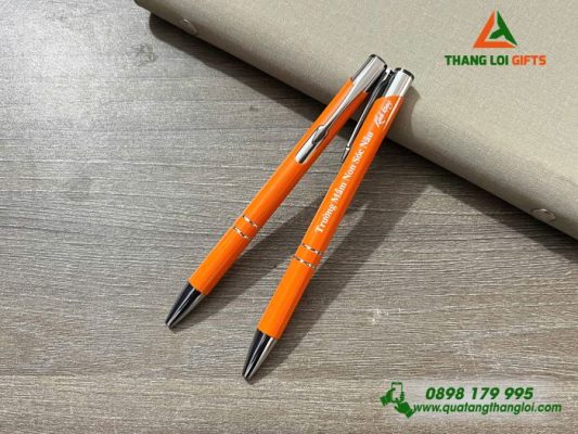 Bút Bi Kim Loại Bấm - Khắc Logo Trường Mầm Non Sóc Nâu