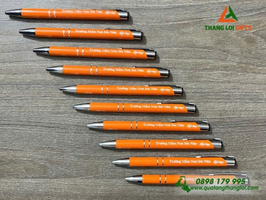 Bút Bi Kim Loại Bấm - Khắc Logo Trường Mầm Non Sóc Nâu