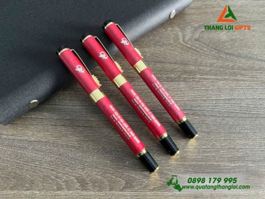 Bút Ký Kim Loại Màu Đỏ - Khắc Logo Trung Tâm Du Học Trần Quang