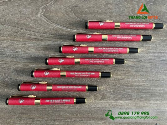 Bút Ký Kim Loại Màu Đỏ - Khắc Logo Trung Tâm Du Học Trần Quang
