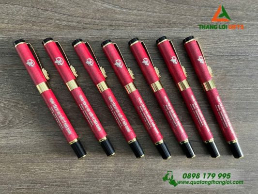 Bút Ký Kim Loại Màu Đỏ - Khắc Logo Trung Tâm Du Học Trần Quang