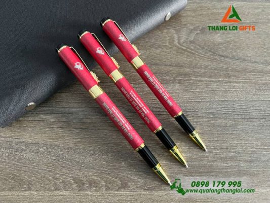 Bút Ký Kim Loại Màu Đỏ - Khắc Logo Trung Tâm Du Học Trần Quang