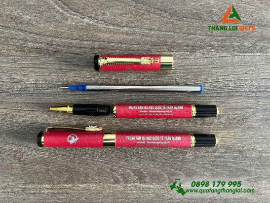 Bút Ký Kim Loại Màu Đỏ - Khắc Logo Trung Tâm Du Học Trần Quang