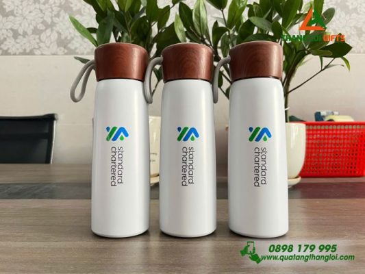 Bình Giữ Nhiệt Nắp Gỗ 500ml - In Logo Ngân Hàng Standard Chartered