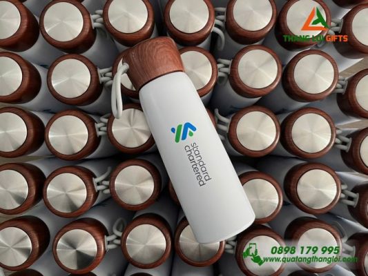 Bình Giữ Nhiệt Nắp Gỗ 500ml - In Logo Ngân Hàng Standard Chartered