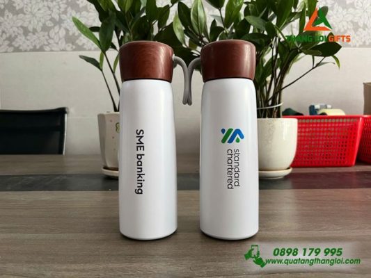 Bình Giữ Nhiệt Nắp Gỗ 500ml - In Logo Ngân Hàng Standard Chartered