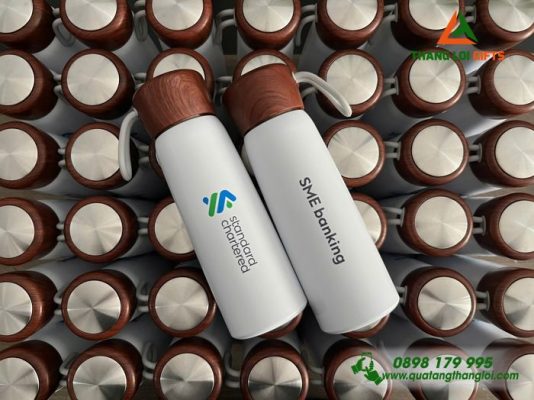 Bình Giữ Nhiệt Nắp Gỗ 500ml - In Logo Ngân Hàng Standard Chartered