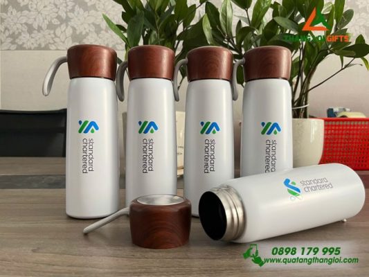 Bình Giữ Nhiệt Nắp Gỗ 500ml - In Logo Ngân Hàng Standard Chartered