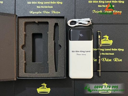 Set Quà Tặng (Pin+Bút) – In Khắc Logo Doanh Nghiệp Sài Gòn King Land