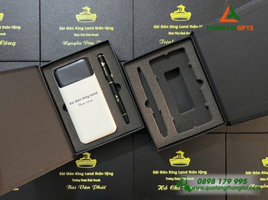 Set Quà Tặng (Pin+Bút) – In Khắc Logo Doanh Nghiệp Sài Gòn King Land