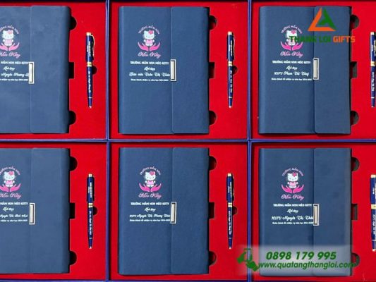 Bộ Quà Tặng (Sổ+Bút) - In Khắc Logo Trường Mầm Non Mèo Kitty