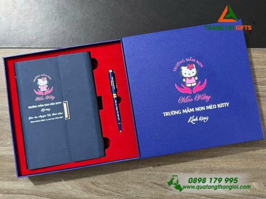 Bộ Quà Tặng (Sổ+Bút) - In Khắc Logo Trường Mầm Non Mèo Kitty