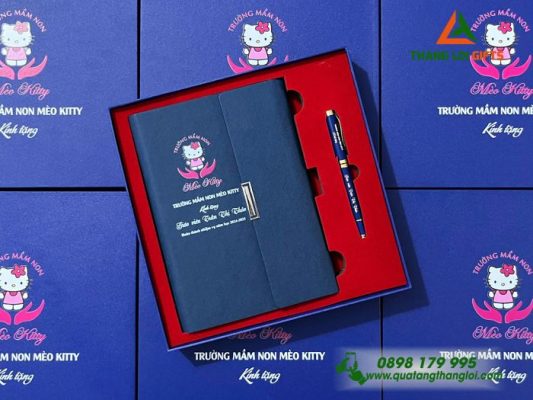 Bộ Quà Tặng (Sổ+Bút) - In Khắc Logo Trường Mầm Non Mèo Kitty